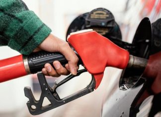 Три важливі причини, чому не варто заправляти авто до повного бака