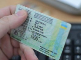 Експерти пояснили, чи має водій передавати водійське посвідчення в руки інспектору