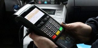 При передачі автомобіля іншій особі, відповідальність за порушення ПДР залишається на власнику. Але є спосіб довести, що за кермом був інший водій. Щоб уникнути штрафів за порушення, які скоїв інший водій на вашому авто, можна оформити «належного користувача». Це процедура, яка дозволяє особі, що керує авто, але не є його власником, нести відповідальність за порушення. У такому випадку всі штрафи надходитимуть до того, хто був за кермом, а не до власника. Оформити належного користувача можна кількома способами. Можна звернутися до сервісного центру МВС, скористатися «Кабінетом водія» онлайн або додатком «Дія» на смартфоні. Всі способи однакові. Щоб оформити належного користувача, потрібно мати свідоцтво про реєстрацію автомобіля в «Кабінеті водія», водійське посвідчення людини, якій ви передаєте машину, та її контактні дані. Процедура може бути виконана дистанційно, і обидві сторони можуть підписати заявку онлайн. Після того, як заявка буде підтверджена, у електронних документах з’явиться техпаспорт на автомобіль. Ви також самостійно обираєте термін дії угоди, і за потреби можете скасувати її в будь-який момент. Це дозволяє просто передавати автомобіль і розподіляти відповідальність за порушення ПДР.