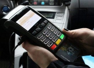При передачі автомобіля іншій особі, відповідальність за порушення ПДР залишається на власнику. Але є спосіб довести, що за кермом був інший водій. Щоб уникнути штрафів за порушення, які скоїв інший водій на вашому авто, можна оформити «належного користувача». Це процедура, яка дозволяє особі, що керує авто, але не є його власником, нести відповідальність за порушення. У такому випадку всі штрафи надходитимуть до того, хто був за кермом, а не до власника. Оформити належного користувача можна кількома способами. Можна звернутися до сервісного центру МВС, скористатися «Кабінетом водія» онлайн або додатком «Дія» на смартфоні. Всі способи однакові. Щоб оформити належного користувача, потрібно мати свідоцтво про реєстрацію автомобіля в «Кабінеті водія», водійське посвідчення людини, якій ви передаєте машину, та її контактні дані. Процедура може бути виконана дистанційно, і обидві сторони можуть підписати заявку онлайн. Після того, як заявка буде підтверджена, у електронних документах з’явиться техпаспорт на автомобіль. Ви також самостійно обираєте термін дії угоди, і за потреби можете скасувати її в будь-який момент. Це дозволяє просто передавати автомобіль і розподіляти відповідальність за порушення ПДР.