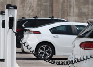 Скільки обійдеться зарядка електромобіля в Україні у 2025 році
