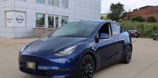 Старі машини зі США стають хітом серед українців