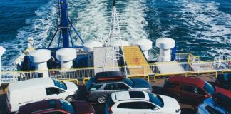 Два найбільші автовиробники призупинили прийом замовлень у США