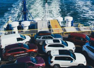 Два найбільші автовиробники призупинили прийом замовлень у США
