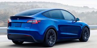 Власник Tesla звинувачує компанію у навмисному спотворенні пробігу авто