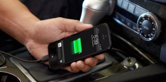 Чому не варто заряджати смартфон через прикурювач в авто