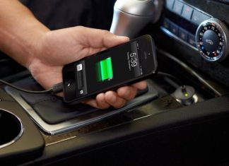 Чому не варто заряджати смартфон через прикурювач в авто