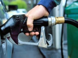 Експерт радить уникати заправок на маленьких АЗС через ймовірність неякісного пального