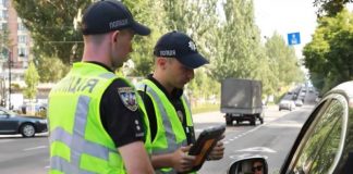 Експерти пояснили, чи потрібно підписувати постанову про штраф одразу на місці зупинки