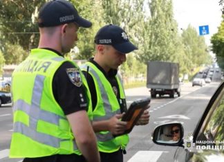 Експерти пояснили, чи потрібно підписувати постанову про штраф одразу на місці зупинки