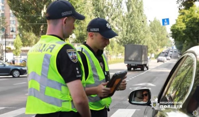 Експерти пояснили, чи потрібно підписувати постанову про штраф одразу на місці зупинки