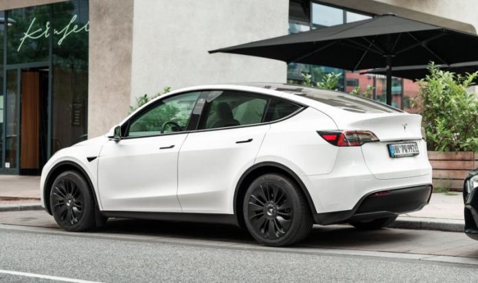 Електрокари лідирують: українці масово купують Tesla з США