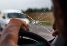 Водіїв попередили: які наслідки їзди з тріснутим лобовим склом