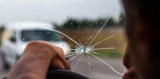 Водіїв попередили: які наслідки їзди з тріснутим лобовим склом
