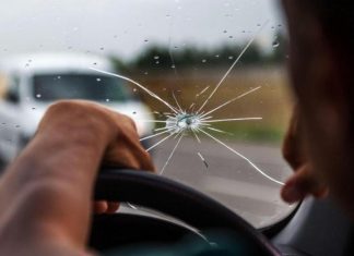 Водіїв попередили: які наслідки їзди з тріснутим лобовим склом