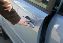 5 способів відчинити авто, якщо ключі залишились всередині