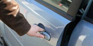 5 способів відчинити авто, якщо ключі залишились всередині