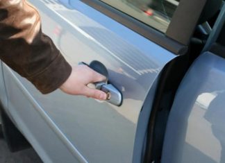 5 способів відчинити авто, якщо ключі залишились всередині
