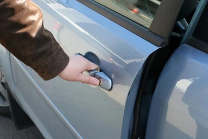 5 способів відчинити авто, якщо ключі залишились всередині
