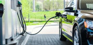 Автомобілістам пояснили, чому не варто заправлятися на фіксовану суму