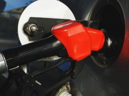 На АЗС нагадали про небезпеку заправлення авто до повного бака