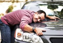 Вибір першого авто - важливий крок, що часто супроводжується хвилюванням і надлишком емоцій. На перший погляд усе здається простим: є бюджет, знайшлася приваблива модель - можна купувати. Але саме на цьому етапі новачки найчастіше припускаються помилок, які згодом обертаються фінансовими втратами, розчаруванням і навіть загрозами безпеці. Експерти поділилися порадами, які допоможуть уникнути типових помилок при першій покупці авто. Не судіть по зовнішності та цифрах Блискучий кузов і невеликий пробіг - ще не гарантія хорошого стану машини. Часто за привабливою обгорткою ховаються серйозні проблеми: неактивні подушки безпеки, відключені електронні системи або наслідки ДТП. Тому варто першочергово перевірити справність ключових систем безпеки - ABS, ESP та інших. Не полінуйтеся подивитися результати краш-тестів обраної моделі - вони доступні у відкритих джерелах. Надмірна "надійність" - не завжди плюс Багато хто з новачків мріє одразу сісти за кермо великого позашляховика або седана з потужним мотором. Але такий вибір часто приносить більше проблем, ніж переваг: незручності з паркуванням, висока витрата пального, дорогий сервіс. А потужний двигун у місті може тільки додати стресу. Для першої машини краще обрати компактний хетчбек чи седан із двигуном до 150 к.с., гарною оглядовістю та простим управлінням. Якщо плануєте часті поїздки за місто - зверніть увагу на кросовери середнього розміру з хорошою паливною економічністю та допоміжними функціями для складних умов. Не довіряйте "знайомим" угодам наосліп Навіть якщо авто продає друг або родич - це не гарантує відсутності проблем. Навіть чесний продавець може не знати про приховані дефекти чи юридичні обмеження. Перед покупкою обов'язково перевірте машину на предмет застав, судових обмежень та проведіть технічну діагностику. І, звісно, оформлюйте угоду письмово. Тест-драйв - не формальність Обмежитися короткою поїздкою "навколо дому" - велика помилка. Повноцінний тест-драйв має включати їзду по різному покриттю, оцінку поведінки авто під час поворотів, гальмування та на різних швидкостях. Зверніть увагу на посадку, налаштування сидіння, оглядовість і зручність розташування органів керування. Наприклад, високим водіям може бути незручно в авто з обмеженим ходом крісла - краще з'ясувати це до покупки, а не після. Не забувайте про супутні витрати Вартість авто - лише частина загального бюджету. До неї додаються витрати на страховку (а для новачків ОСЦПВ значно дорожче), технічне обслуговування, податки, реєстрацію та заміну витратних матеріалів. Щоб уникнути неприємних сюрпризів, варто заздалегідь передбачити додаткові 10-15% від суми покупки на ці потреби. Обережно з перфекціонізмом Деякі покупці можуть місяцями переглядати оголошення, порівнювати моделі, читати відгуки - і зрештою втратити найкращі варіанти або купити авто в поспіху. Щоб не потрапити в цю пастку, визначте для себе кілька головних критеріїв (наприклад, бюджет, тип кузова, рік випуску), а в інших моментах будьте гнучкими. Це допоможе швидше знайти варіант, який відповідатиме вашим потребам без зайвого стресу.