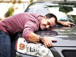 Вибір першого авто - важливий крок, що часто супроводжується хвилюванням і надлишком емоцій. На перший погляд усе здається простим: є бюджет, знайшлася приваблива модель - можна купувати. Але саме на цьому етапі новачки найчастіше припускаються помилок, які згодом обертаються фінансовими втратами, розчаруванням і навіть загрозами безпеці. Експерти поділилися порадами, які допоможуть уникнути типових помилок при першій покупці авто. Не судіть по зовнішності та цифрах Блискучий кузов і невеликий пробіг - ще не гарантія хорошого стану машини. Часто за привабливою обгорткою ховаються серйозні проблеми: неактивні подушки безпеки, відключені електронні системи або наслідки ДТП. Тому варто першочергово перевірити справність ключових систем безпеки - ABS, ESP та інших. Не полінуйтеся подивитися результати краш-тестів обраної моделі - вони доступні у відкритих джерелах. Надмірна "надійність" - не завжди плюс Багато хто з новачків мріє одразу сісти за кермо великого позашляховика або седана з потужним мотором. Але такий вибір часто приносить більше проблем, ніж переваг: незручності з паркуванням, висока витрата пального, дорогий сервіс. А потужний двигун у місті може тільки додати стресу. Для першої машини краще обрати компактний хетчбек чи седан із двигуном до 150 к.с., гарною оглядовістю та простим управлінням. Якщо плануєте часті поїздки за місто - зверніть увагу на кросовери середнього розміру з хорошою паливною економічністю та допоміжними функціями для складних умов. Не довіряйте "знайомим" угодам наосліп Навіть якщо авто продає друг або родич - це не гарантує відсутності проблем. Навіть чесний продавець може не знати про приховані дефекти чи юридичні обмеження. Перед покупкою обов'язково перевірте машину на предмет застав, судових обмежень та проведіть технічну діагностику. І, звісно, оформлюйте угоду письмово. Тест-драйв - не формальність Обмежитися короткою поїздкою "навколо дому" - велика помилка. Повноцінний тест-драйв має включати їзду по різному покриттю, оцінку поведінки авто під час поворотів, гальмування та на різних швидкостях. Зверніть увагу на посадку, налаштування сидіння, оглядовість і зручність розташування органів керування. Наприклад, високим водіям може бути незручно в авто з обмеженим ходом крісла - краще з'ясувати це до покупки, а не після. Не забувайте про супутні витрати Вартість авто - лише частина загального бюджету. До неї додаються витрати на страховку (а для новачків ОСЦПВ значно дорожче), технічне обслуговування, податки, реєстрацію та заміну витратних матеріалів. Щоб уникнути неприємних сюрпризів, варто заздалегідь передбачити додаткові 10-15% від суми покупки на ці потреби. Обережно з перфекціонізмом Деякі покупці можуть місяцями переглядати оголошення, порівнювати моделі, читати відгуки - і зрештою втратити найкращі варіанти або купити авто в поспіху. Щоб не потрапити в цю пастку, визначте для себе кілька головних критеріїв (наприклад, бюджет, тип кузова, рік випуску), а в інших моментах будьте гнучкими. Це допоможе швидше знайти варіант, який відповідатиме вашим потребам без зайвого стресу.