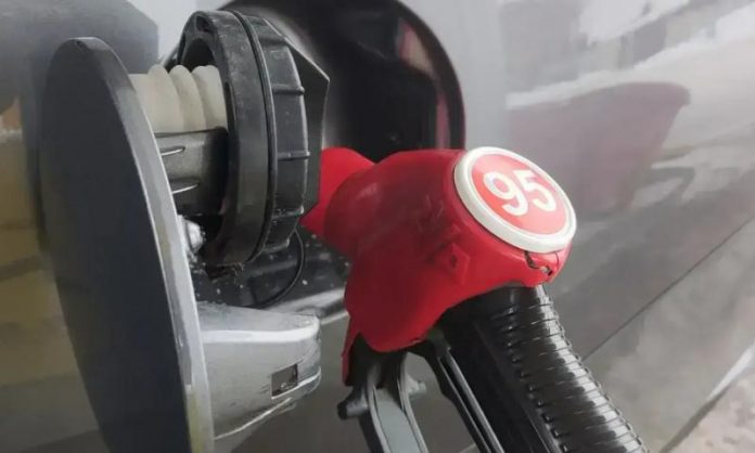 Автоексперт пояснив, як не спалювати зайве пальне в дорозі