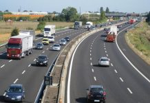 В Україні заборонили зупинку на трасах поза спеціальними зонами