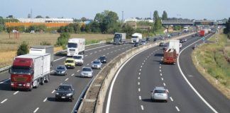 В Україні заборонили зупинку на трасах поза спеціальними зонами