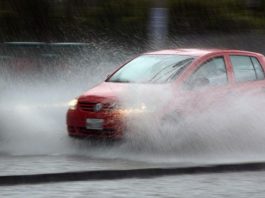 Що робити водієві під час бурі, снігопаду чи зливи