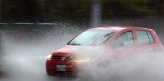 Що робити водієві під час бурі, снігопаду чи зливи
