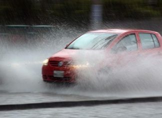Що робити водієві під час бурі, снігопаду чи зливи