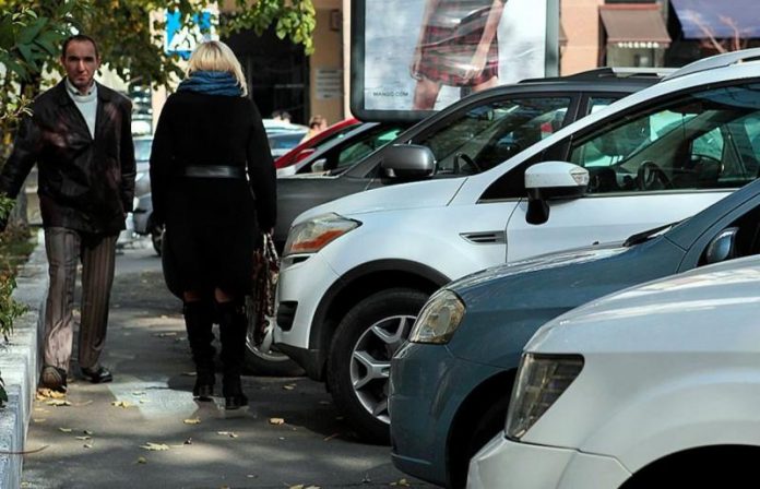 В Україні змінили штрафи за неправильне паркування на тротуарах та зелених зонах