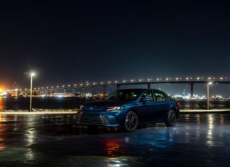 Toyota Camry 2026 отримала оновлений салон з фізичними кнопками