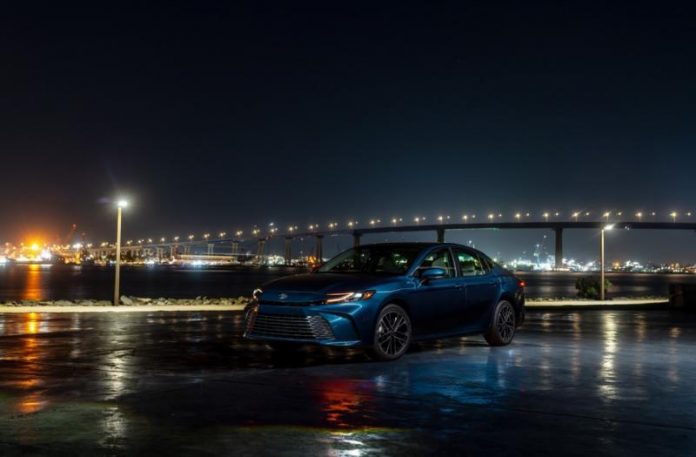 Toyota Camry 2026 отримала оновлений салон з фізичними кнопками
