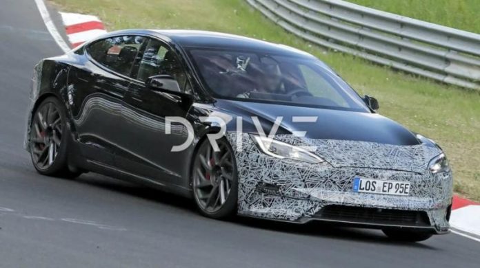 Шпигунські фото Tesla Model S 2026 показали оновлений бампер і агресивний дизайн