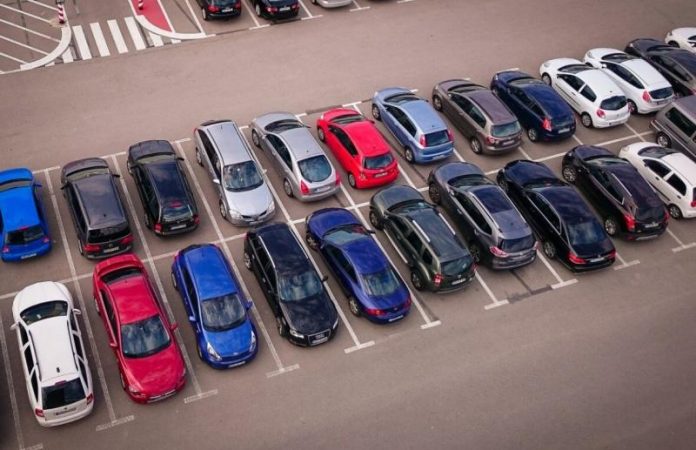 Європа масово відмовляється від кольорових авто