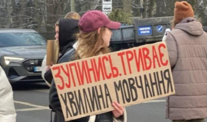 Чи обов'язково зупиняти авто під час хвилини мовчання