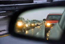 Українських водіїв каратимуть за їзду без увімкнених фар