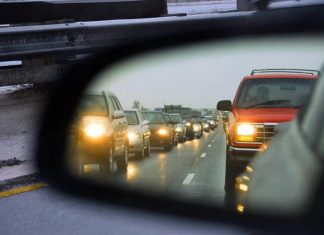 Українських водіїв каратимуть за їзду без увімкнених фар