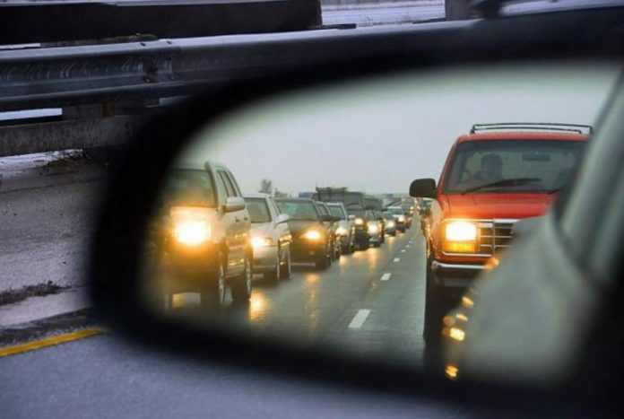 Українських водіїв каратимуть за їзду без увімкнених фар