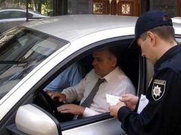 Юристи попереджають про нову шахрайську схему патрульних із “тихими” штрафами Юристи попереджають про нову шахрайську схему патрульних із "тихими" штрафами