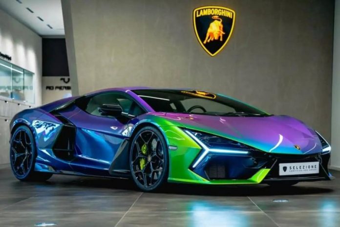 Lamborghini Revuelto з кузовом-хамелеоном продають майже за мільйон доларів