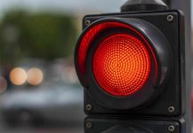 Коли можна їхати на червоне світло світлофора: три винятки з ПДР
