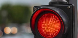 Коли можна їхати на червоне світло світлофора: три винятки з ПДР