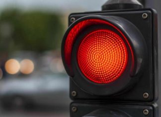 Коли можна їхати на червоне світло світлофора: три винятки з ПДР
