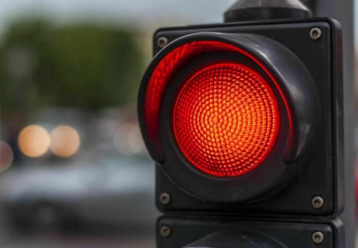 Коли можна їхати на червоне світло світлофора: три винятки з ПДР