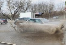 Чим небезпечна їзда по калюжах, окрім гідроудару