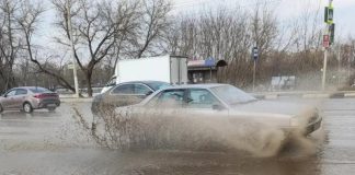Чим небезпечна їзда по калюжах, окрім гідроудару